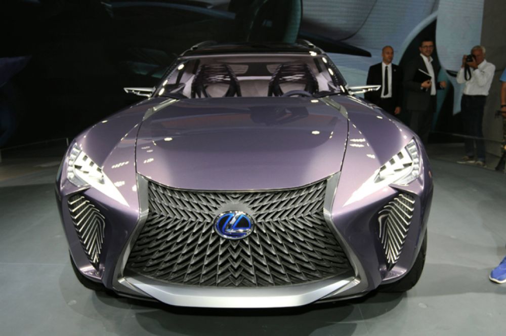 Lexus привез в Париж концептуальный паркетник UX. Вскоре он переродится в серийную машину и займет место на ступеньку ниже паркетника NX.
