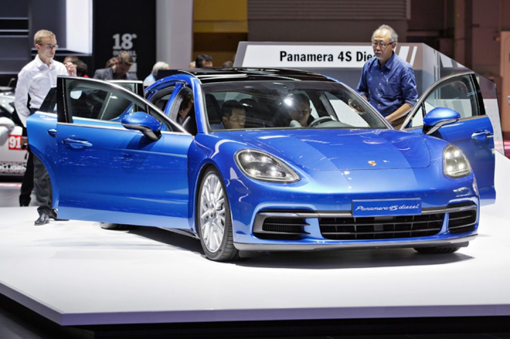 Новое поколение лифтбека Porsche Panamera стало гибридным. Под капотом 4 E-Hybrid силовая установка в 330 л.с. и 8-ступенчатый робот PDK.