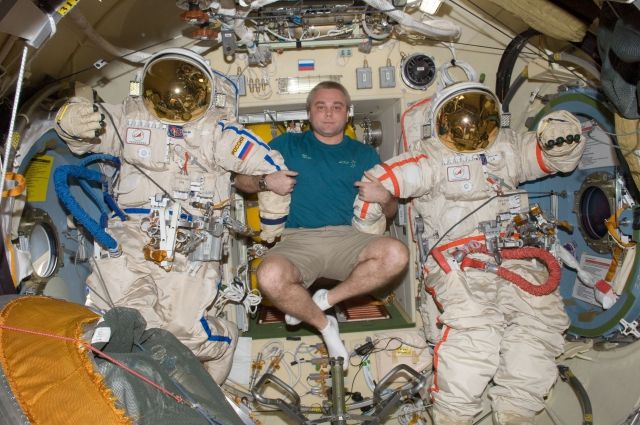 Максим Сураев на борту космического корабля.
