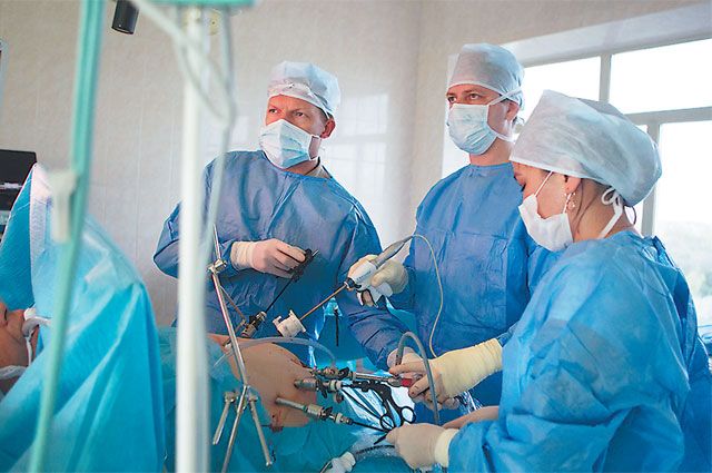 Игорь Хатьков (в центре) во время «обычной» операции в Московском научном  клиническом центре. 
