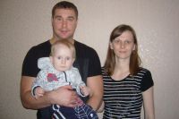 На фото Дмитрий с сыном Артёмом и женой Наташей.