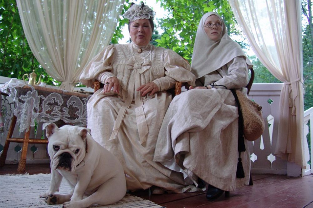 В сериале «Пелагия и белый бульдог» (2009) Усатова сыграла генеральшу Татищеву, хозяйку бульдогов.