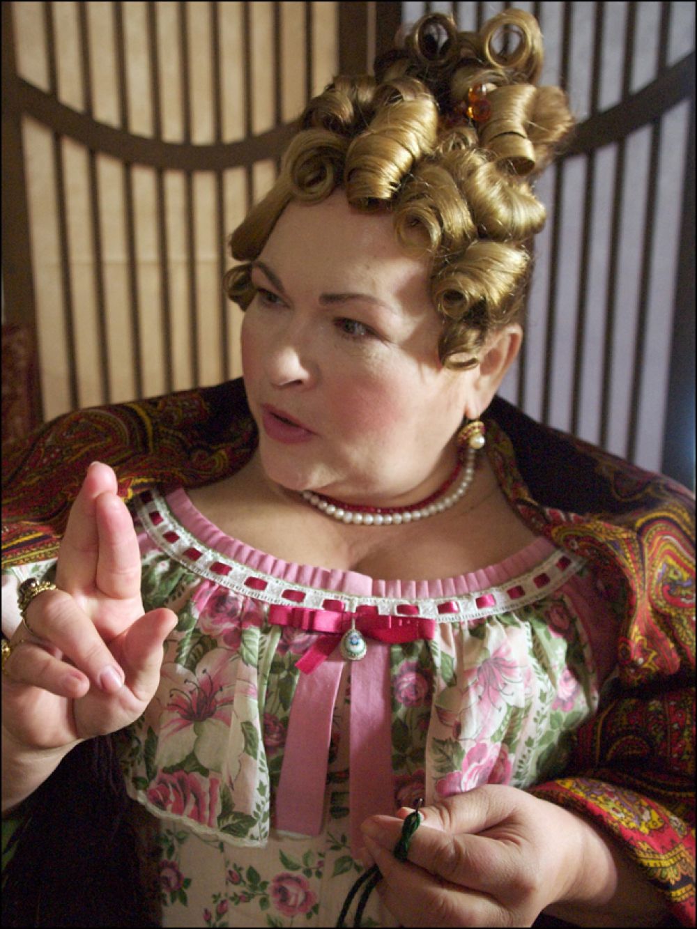 Нина Усатова на съемках фильма Павла Лунгина «Дело о "Мертвых душах"» (2005) по произведениям Николая Гоголя. Акриса сыграла роль жены губернатора Анны Андреевны.