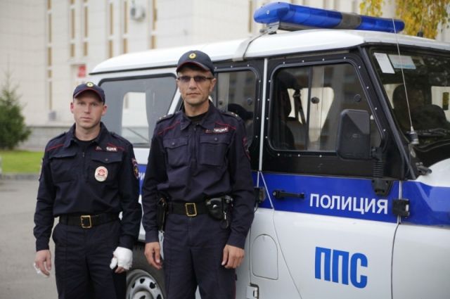 Анатолий Кайгородов и Александр Чурзин разбили окно в легковушке и спасли курганца из огня.