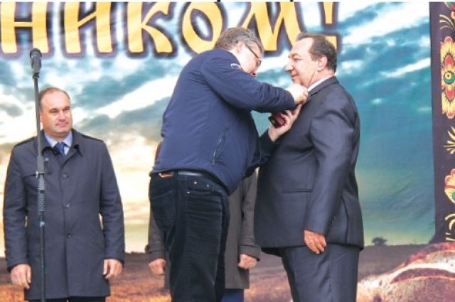 Губернатор Владимир Владимиров вручает Виктору Дубине награду.
