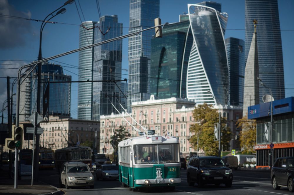 Праздник начался с пробега уникальных троллейбусов — они проехали от Дорогомилова до Фрунзенской набережной, где проходила выставка ретротехники.
