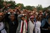 Демонстранты поднимали над головой руки со скрещенными запястьями — этот жест в Эфиопии символизирует мирное сопротивление властям.