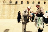Иерусалим - кто пришел посмотреть святыни, а кто и подработать
