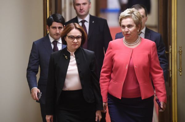 Председатель Центрального банка России Эльвира Набиуллина (слева) перед началом первого заседания Государственной Думы РФ нового созыва.