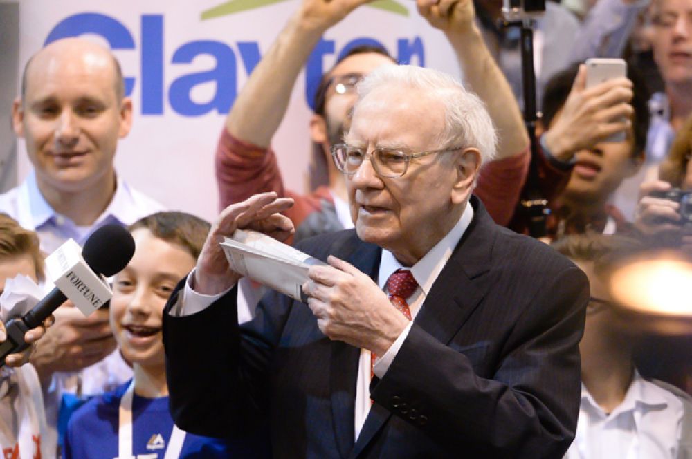 На протяжении 15 лет глава Berkshire Hathaway Уоррен Баффет занимал вторую строчку рейтинга богатейших людей США. А в этом году уступил «серебро» Безосу. Состояние Баффета составляет 65,5 млрд долларов.
