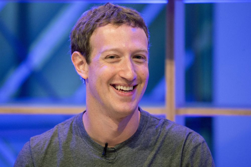 Состояние в 55,5 млрд долларов позволило главе Facebook Марку Цукербергу занять четвертую позицию рейтинга Forbes. Кстати, недавно Цукерберг объявил о желании пожертвовать 3 млрд долларов на исследования в области здравоохранения.