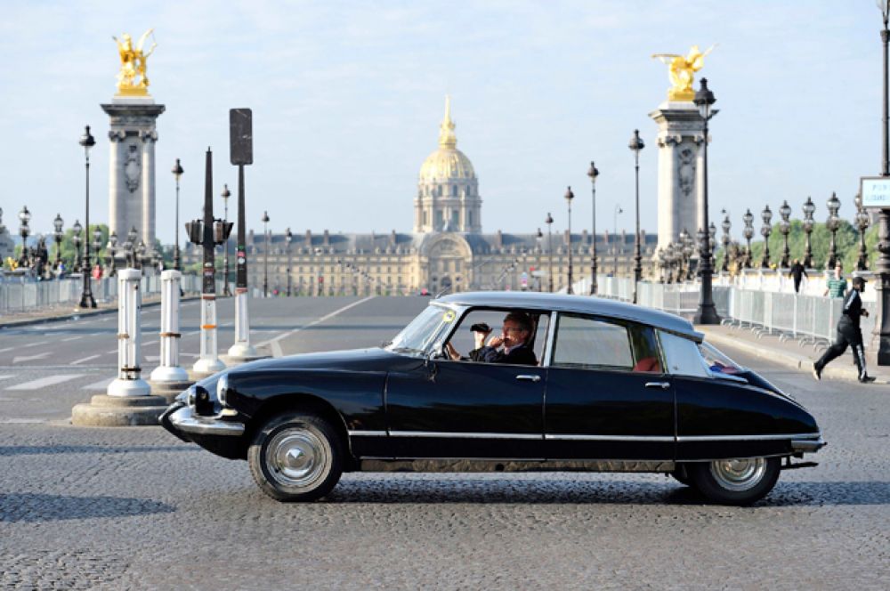 Citroën DS отличался необычной конструкцией. Двигатель стоял под передней панелью в салоне, коробка передач выходила за переднюю ось, а за плавность хода отвечала гидропневматическая подвеска. Тяга передавалась на передние колеса. Автомобиль тут же полюбился французским чиновникам и аристократам. На нем ездил даже киношный Фантомас!