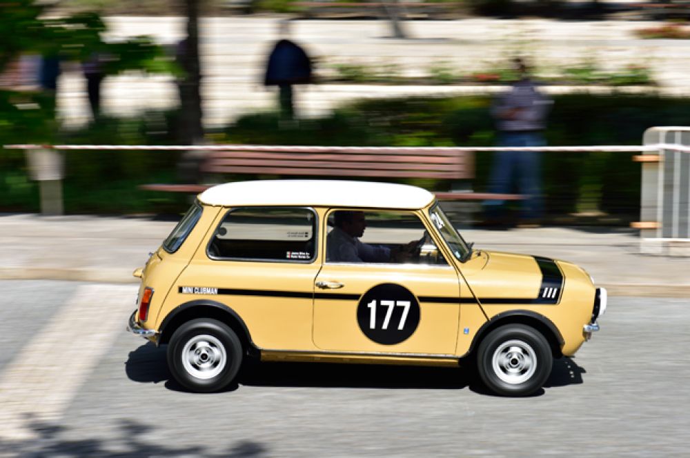 Второе место занял Mini. В середине 50-х годов грянул Суэцкий кризис, и Великобритания стала испытывать дефицит топлива. Решено было делать небольшие автомобильчики с минимальным потреблением топлива. Инженер Алек Иссигонис предложил развернуть двигатель и коробку поперечно, что освободило для салона 80% пространства кузова.