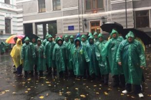 Участники пикета мокнут под дождем