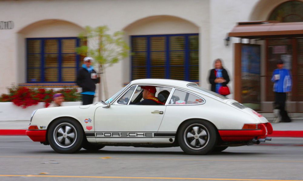 Замыкает пятерку Porsche 911, который стал идейным продолжателем заднемоторного Beetle конструктора Фердинанда Порше. Машина оказалась недорогой и технически совершенной, из-за чего превратилась в самый массовый спорткар ХХ века.
