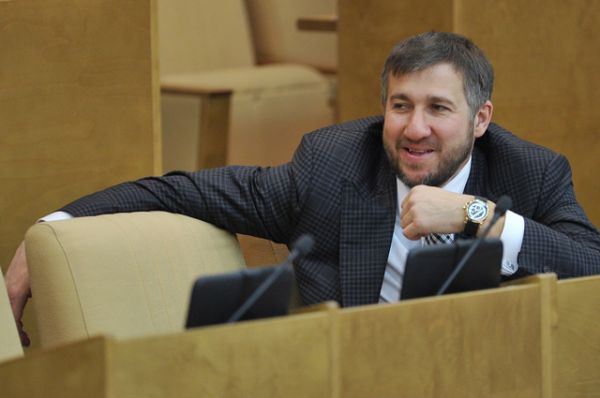 Второе место занимает бизнесмен Григорий Аникеев, который владеет 4,2 млрд руб. В 2015 году согласно декларации он заработал 571,3 млн руб.