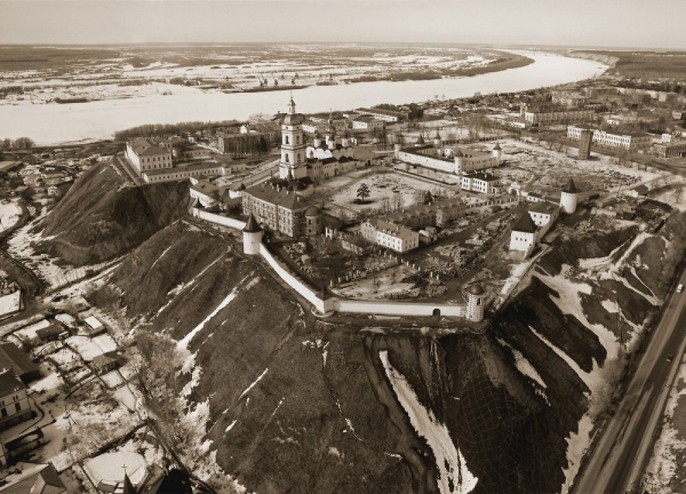 Это не ошибка, это тот самый премьер-министр Российской Федерации сделал этот снимок, который стоит сейчас 1,7 млн. долларов. Название - «Тобольский кремль». Фото было сделано в 2009 году