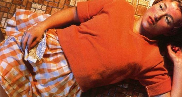 Это фото было сделано в 1981 году и не имело официального названия, кроме «№ 96». На фото рыжая девушка с клочком бумаги, где есть слова из рубрики знакомств. Фото принадлежит Синди Шерман и было продано в 2011 году за 3,89 млн. долларов