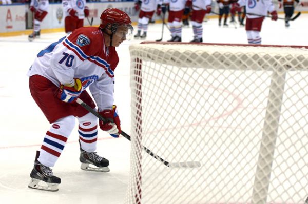Хоккеист. В 2011 году Путин освоил катание на коньках и начал играть в хоккей. На матче Ночной хоккейной лиги в Сочи, 16 мая 2015 года.