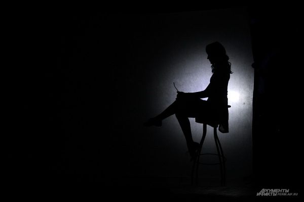 Одна из юных пермских красавиц в своем номере использовала экран и падающие тени от света фонаря.