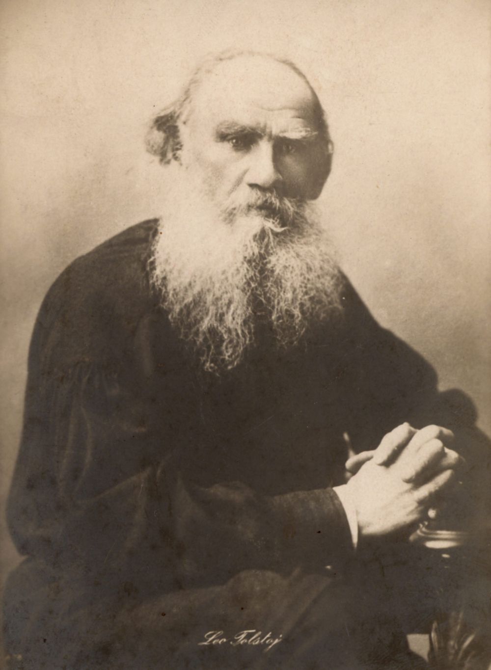 Лев Толстой, писатель. В 1906 году, узнав об инициативе академии выдвинуть его личность на премию, писатель в письме своему знакомому, финскому писателю и переводчику Арвиду Ярнефельту попросил сделать так, чтобы премию ему не присуждали. Одной из причин стал отказ от денег, которые, по мнению писателя, являются злом.