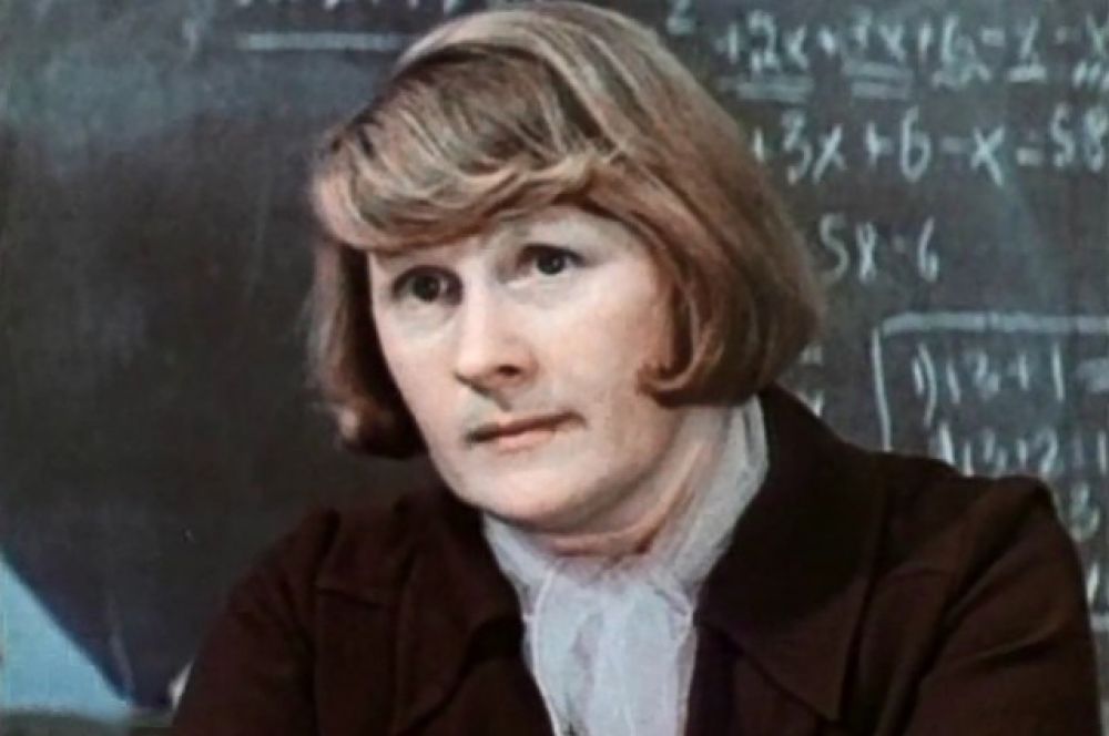 Валентина Михайловна в фильме «Последняя двойка» (1977).