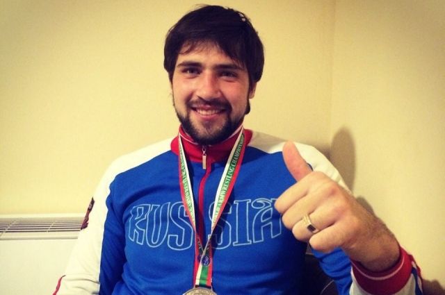 В весовой категории до 100 кг на правой руке Виталий завоевал золотую медаль. 