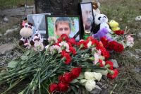 К месту гибели Влада Исламова и Сергея Федерегина коллеги и горожане принесли цветы.