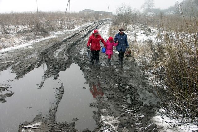 Жители тысяч населённых пунктов России отрезаны от нормальной жизни подобным бездорожьем.