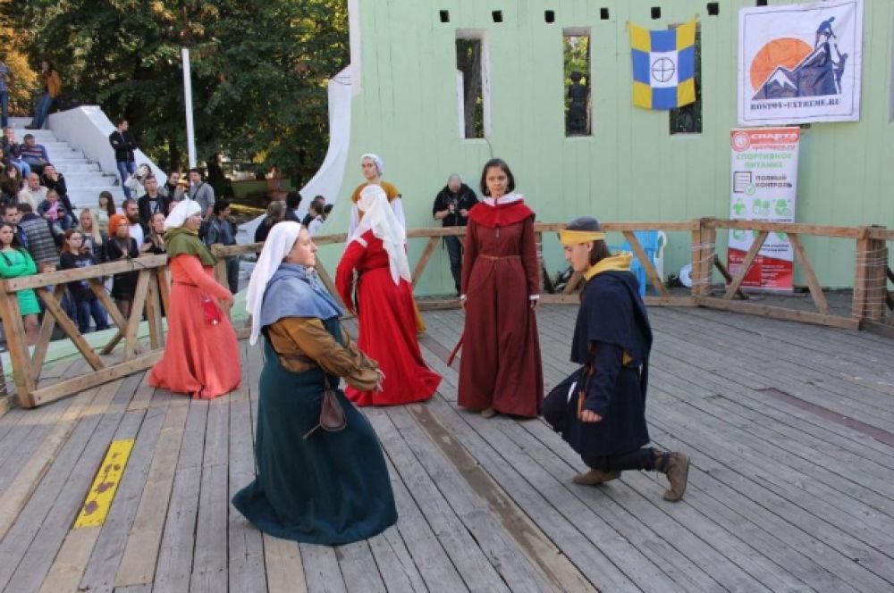 Женщины - участницы турнира, в костюмах разных эпох устраивали танцы и мастер-класс для зрителей.