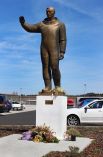 В Карловых Варах Гагарин встречает всех прибывающих прямо в аэропорту. Памятник считается первым монументом Юрию Гагарину, который был установлен за рубежом.