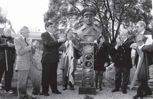 Памятник Гагарину есть даже в Уругвае. Монумент установили в 2000 году на одноименной площади в Монтевидео. Автором памятника стал Зураб Церетели. Бюст простоял недолго - его украли. После этого Церетели отлил для столицы Уругвая его точную копию.