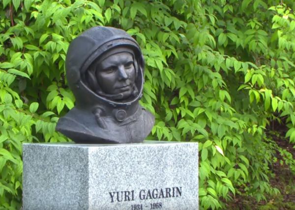 В сентябре памятник космонавту пояился в норвежском городе Бергене, который сам космонавт посетил в 1964 году. Примечательно, что на церемонии присутствовал один из местных жителей, который лично встречался с Гагариным.