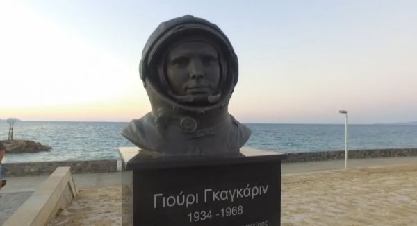 Памятник Юрию Гагарину в Греции открыли в городе Ираклион. На церемонии присутствовали российские космонавты Олег Скрипочка и Алексей Овчинин.