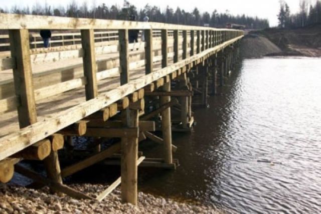 По деревянному мосту через реку невозможно проехать ни одной машине