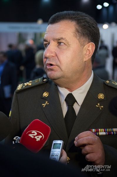 Степан Полторак тоже побывал на выставке «Оружие и безопасность». У журналистов не обошлось без вопросов связанных с поставкой новой техники в АТО