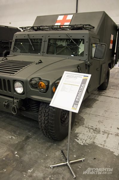 А это бронированный санитарно-эвакуационный автомобиль переднего края с баллистической защитой ПЗСА-3