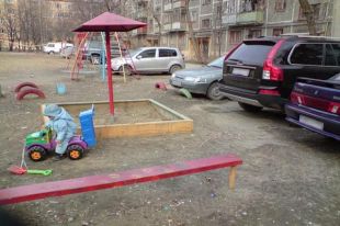 Против таких парковок и сами жильцы домов.