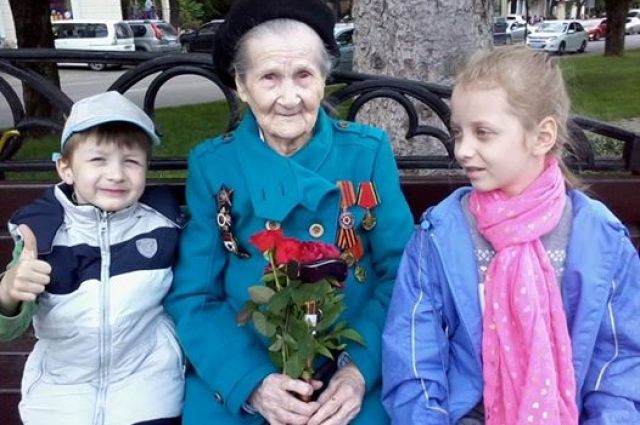 9 мая 2016 года. Александровна с правнуками.
