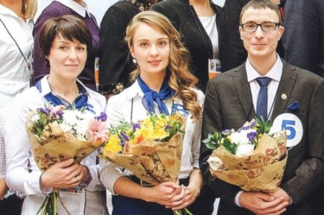 Надежда Расторгуева (в центре) из Калининграда стала лучшим почтальоном Северо-Западного округа в 2016 году.