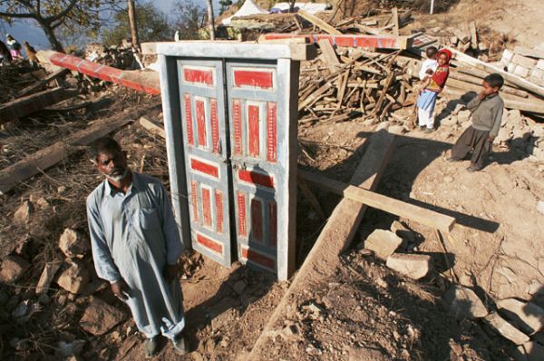 5 место: землетрясение в Пакистане в 2005 году — 73 338 погибших. Эпицентр располагался в регионе Кашмир, сила толчков составила 7,6 баллов по шкале Рихтера. Землетрясение вызвало крупные разрушения в северо-восточном Пакистане, Афганистане и северной Индии. Многочисленные деревни были буквально стерты с лица земли.