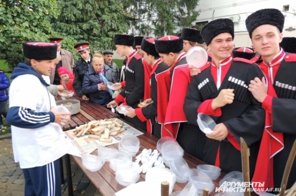 По окончании официальной части праздника все казаки могли подкрепиться в полевой кухне.