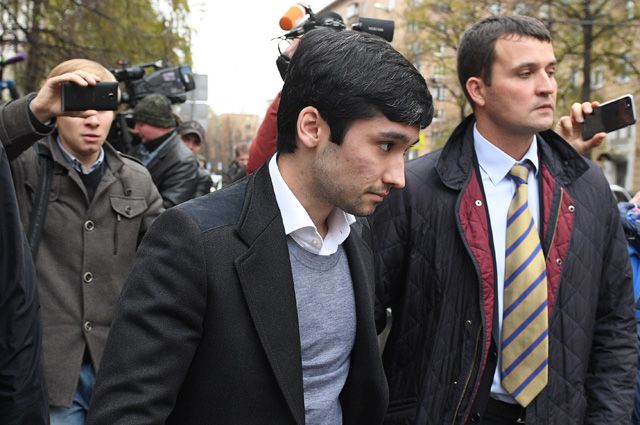 Руслан Шамсуаров (слева) после оглашения приговора у здания Гагаринского суда Москвы.