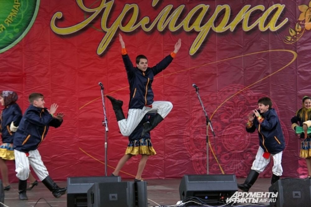 Развлекательная программа ярмарки традиционно собирает зрителей у главной сцены