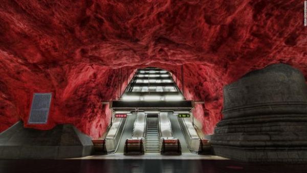 Кто бы мог подумать, что метро может выглядеть вот так? Эта станция метрополитена Родхусет находится в шведском Стокгольме. Выглядит одновременно красиво и зловеще
