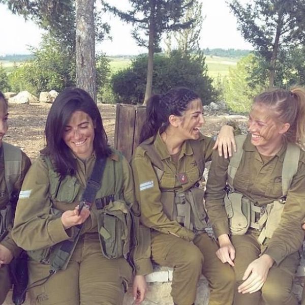 Такое ощущение, что все эти израильские девушки обожают службу - так улыбаются постоянно на фото