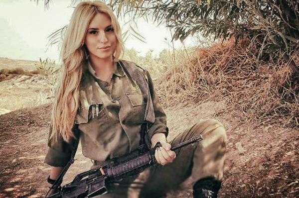 Не верится, что эта блондинка сидит с оружием где-то под кустом в поле, а не позирует для какого-нибудь журнала