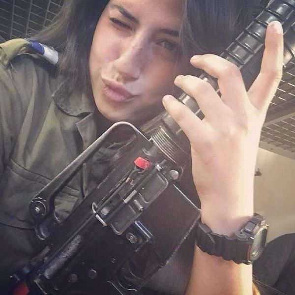 Никогда бы не подумали, что девушкам вообще может нравится оружие, а в Израиле они сталкиваются с этим каждый день