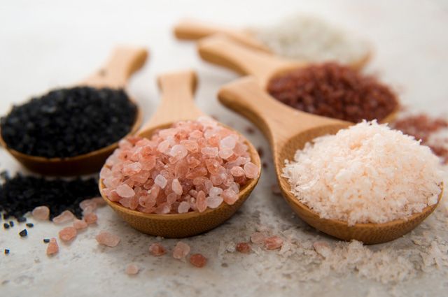 Какие продукты поглощают соль