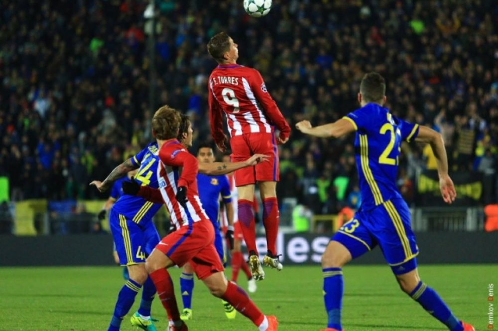В матче третьего тура группового этапа Лиги чемпионов UEFA футбольный клуб «Ростов» на своем поле уступил мадридскому «Атлетико» со счетом 0:1.
